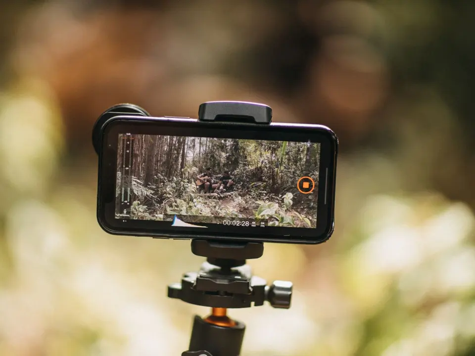 Mobitel na stativu snima kratki video